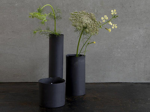 1220℃ Long Porcelain Vase (Black)